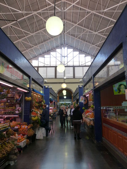 ältesten Markthalle der Insel, an. Sie ist vor allem deshalb interessant, weil viele Stände grancanarische Produkte anbieten, wie diverse Käsesorten, Tomaten und Bananen, Avocados und Mangos, Brunnenkresse und Linsen, Mandelprodukte. Orangen, Zitronen und vieles mehr.]