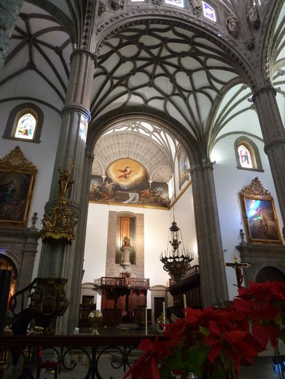 beeinruckendes Kreuzrippengewölbe in der Kathedrale