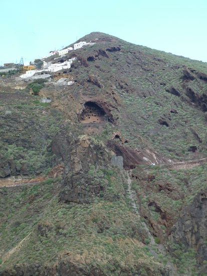 In der Bildmitte findet man das Höhlenlabyrinth von Cenobio de Valeron