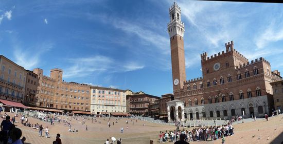 Piazza del Campo mit dem Torre del Mangia am Palazzo Pubblico (1297-1310)