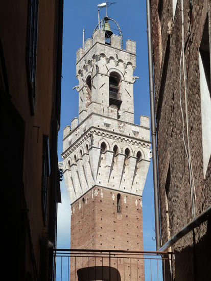 der Torre del Mangia - 1325 - 1344 - 102 m mit Travertinbekrönung über dem Backsteinschaft