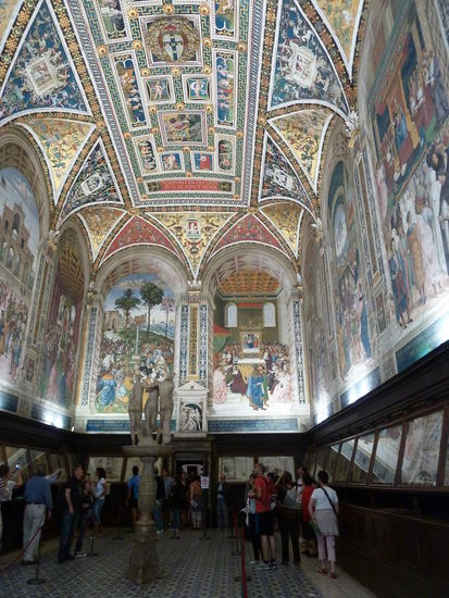 in der Libreria Piccolomini - (gehört zum Dom) - werden die Fresken von Pinturicchio bewundert
