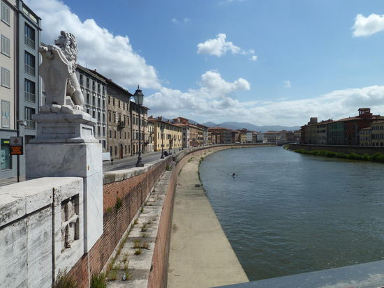 auf dem Weg zur Piazza dei Miracoli - entlang des Arno und