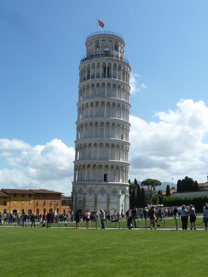 Beschriftung nicht erforderlich!? 
doch: 1173 von Pisano begonnen - nach 1350 vollendet
als das 3 Stockwerk mit Loggia fertigestellt war, stellte sich heraus, dass der Boden den Turm nicht tragen würde. Die Folgebaumeister neigten - um Ausgleich bemüht - die folgenden Stockwerke in entgegengesetzter Richtung
-56m hoch - 6 Stockwerke