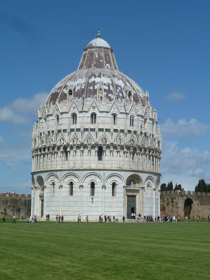 Battistero - 1152 von Diotisalvi begonnen - nach langer Unterbrechung erst im 13. Jh. von Nicola und Giovanni Pisano weitergeführt