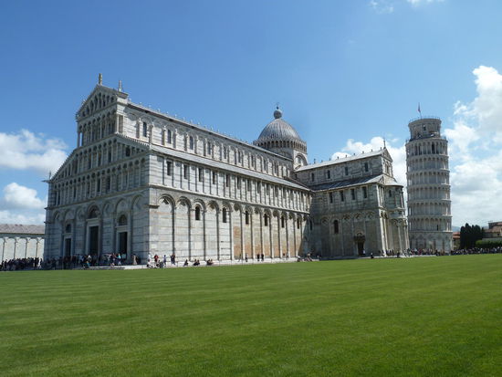 Duomo Santa Maria Assunta - 1063 von Guidice auf dem Gräberfeld auf jungem Schwemmboden vor der alten Stadtmauer begonnen - 1118 eingeweiht von Papst Gelasius II. ( auch der Dom neigte sich im Osten!)