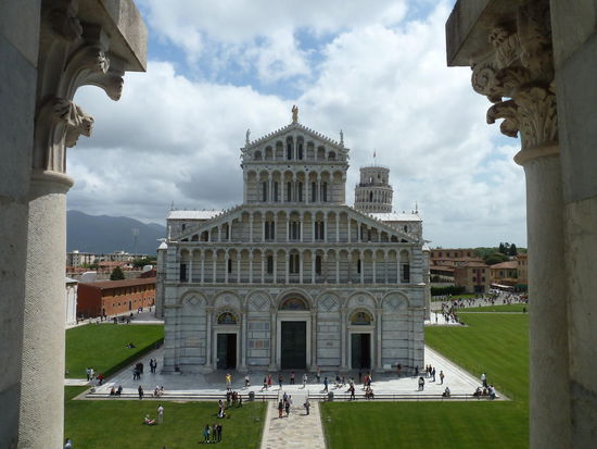 Dom Fassade - Ende des 12. Jh. von Rainaldo geschaffen - gilt als inbegriff toskanischer Romanik - vier Loggiengeschosse - Bronzetüren