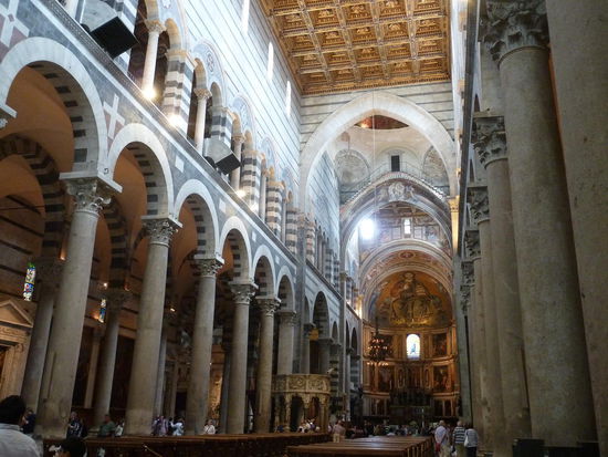 innen Ende des 16. Jh. ausgebrannt - überdimensionales Apsisbild in Mosaik