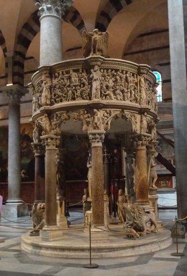 die reich mit Reliefs und Statuen ausgestattete Kanzel von Giovanni Pisano 1302-1311 wurde im 14. Jh. demontiert und erst im 20. Jh. (leicht verändert) wieder rekonstruiert