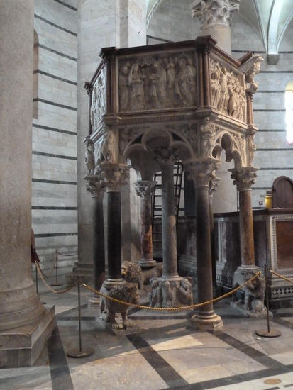 weltberühmte Kanzel von Nicola Pisano (1255-1260)
