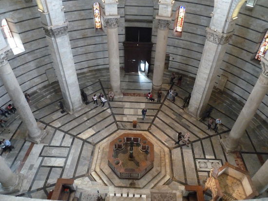 achteckiges Taufbecken