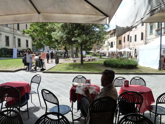 kurze Snackpause mit Tee an der Piazza Dante
