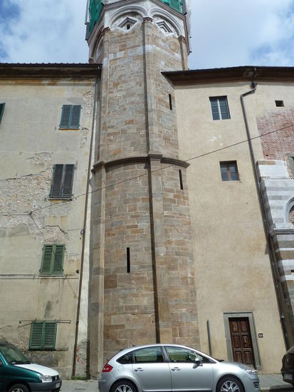 noch ein schiefer Turm - der Campanile der Kirche San Nicola - Sechseck auf rundem Grundriß - oberhalb der Lisenen befindet sich ein völlig verhülltes Loggiengeschoß unter der Glockenkammer (im Foto abgeschnitten)