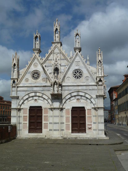 Santa Maria della Spina - 1323 als Oratorium Santa Maria del Pontenuevo erbaut - 1871 wurde sie Stein für Stein abgetragen (wegen der häufigen Hochwasser des Arno) und auf erhöhtem Standort wieder aufgebaut!