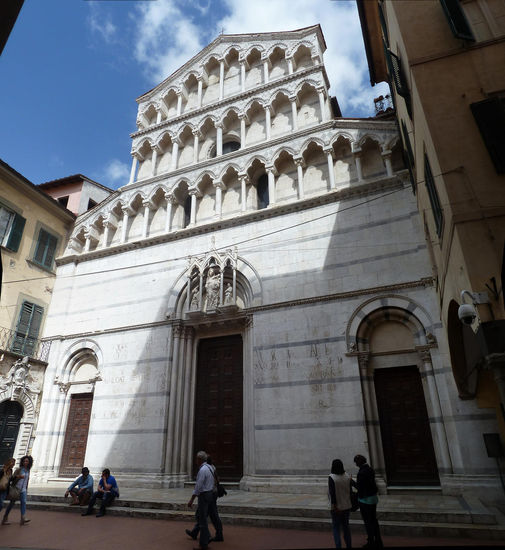 San Michele de Borgo - um 990 über einem römischen Marstempel  erbaut - Baumeister Guglielmo schuf zu Beginn des 14. Jh. die Fassade als ein Beispiel für den Übergang von der Romanik zur Gotik
