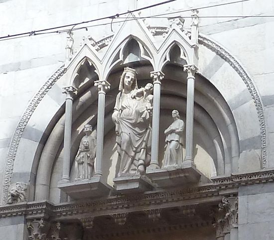 gotischer Tabernakel-Ziergiebel über romanischen Bögen