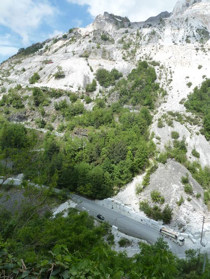 oben wird abgebaut und Lastwagen bringen über Serpentinen schwerste Blöcke ins Tal
