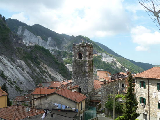 egal wo man steht, man schaut auf Marmorbrüche