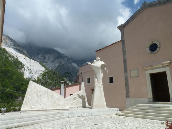 Marmorskulptur vor der Dorfkirche