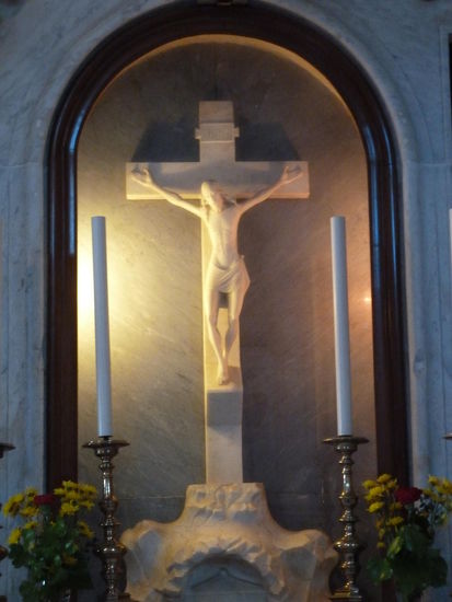 Christuskreuz aus einem einzigen Marmorstück herausgearbeitet