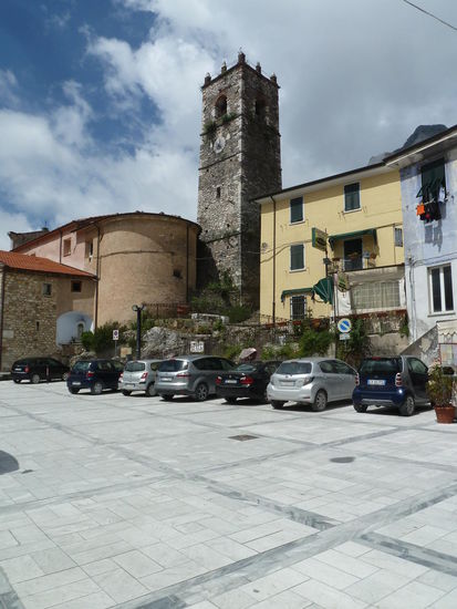 selbst der Dorfparkplatz hat einen Marmorboden!