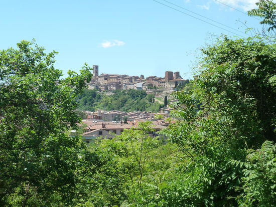 archaische Stadt hoch im toskanischen Hügelland mit Sehenswürdigkeiten von der Etruskerzeit bis ins Spätmittelalter