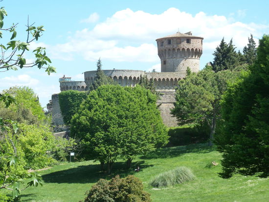 Gefängnis in der alten Festung - Lorenzo de' Medici ließ sie nach 1472 um den Torre Vecchioaus dem 14. Jh. anlegen.
