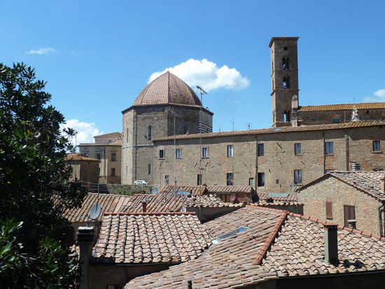 Blick auf das Baptisterium und den Turm des Domes