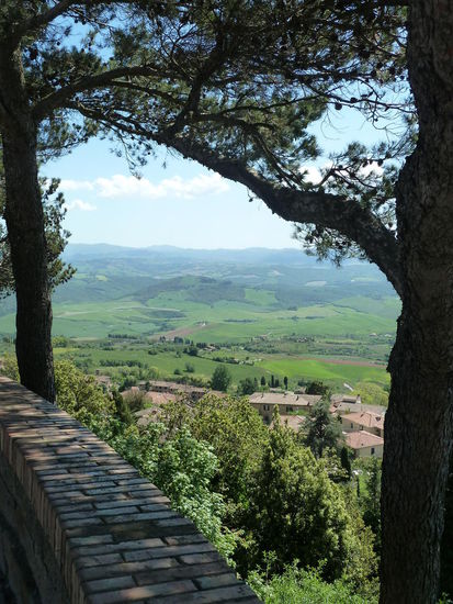Als der Schriftsteller D. H. Lawrence 1927 nach Volterra kam, war er überwältigt von der Aussicht. Noch heute ist der Blick von dem 555 m hoch gelegenen Ort der spektakulärste, den die Toskana zu bieten hat.