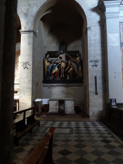 Aus der mittelalterlichen Ausstattung stammt noch die farbige Holzskulpturengruppe einer Kreuzabnahme (13. Jh.) in der zweiten Querschiffkapelle rechts neben dem Chor. Diese Arbeit war durch Holzwürmer so stark beschädigt, dass die Figuren zum Teil nur noch aus ihren Lackschichten bestanden. 1974 wurde sie restauriert.