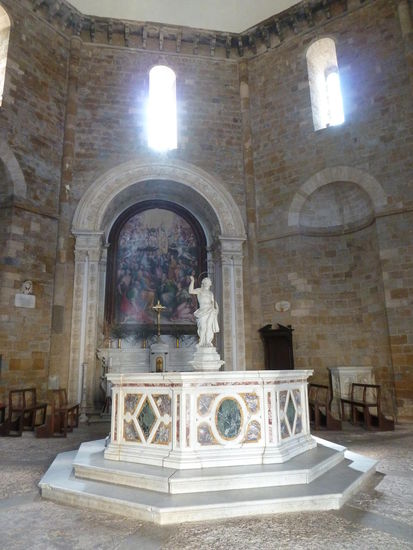 Das schöne, mit Reliefs versehene Taufbecken im Inneren schuf Andrea Sansovino 1502