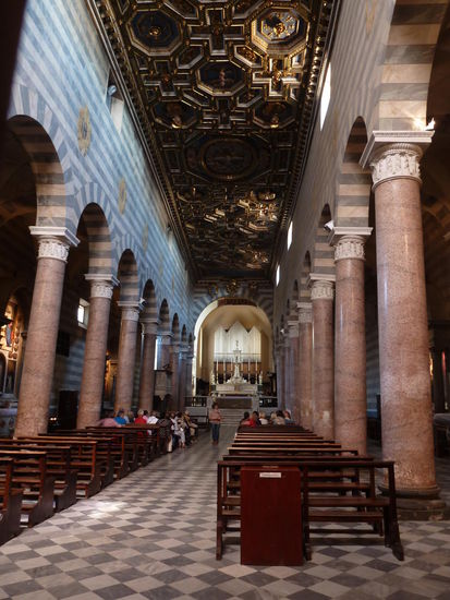 Im Inneren fällt zunächst die prächtige Kassettendecke von Francesco Capriano (nach 1580) ins Auge