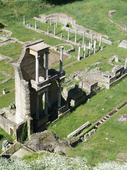 Es entstand im 1.Jh. n.Chr. - Teile der Tribünen und der Bühne sind noch erhalten. Daneben liegen die Ruinen der Thermen. Deutlich lassen sich noch die Baderäume (Abkühlraum = Tepidarium, Warmwasserbad = Caldarium und Kaltwasserbad = Frigidarium) unterscheiden.