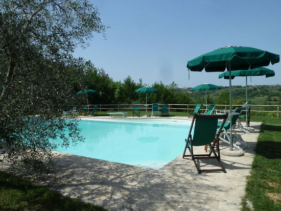 Swimmingpool mit Blick auf San Gimignano