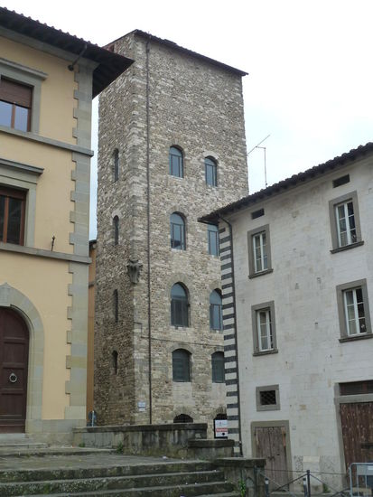 An der Seite des Palazzo Communale bezeugt der mittelalterliche Wohnturm "Torre di Catilina" die Bauweise der wichtigsten Familien der Stadt.