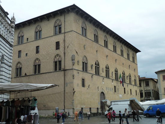 Gegenüber dem Palazzo Communale war der alte Silz des Gerichts - Palazzo Pretorio. Der freskierte Innenhof enthält noch einen steinernen Sitz und drei Treppenabsätze mit einem Tisch, an denen Gericht gehalten wurde.