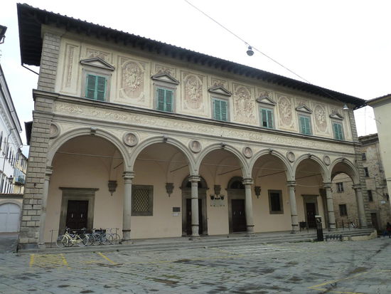 Die Stadtbibliothek wurde 1533 mit Renaissance-Loggia vom toskanischen Architekten Giovanni Unghero erbaut.