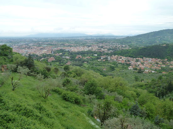 Vom Bergdorf aus hat man einen Ausblick über die Talebene bis hin zum Monte Pisano.
