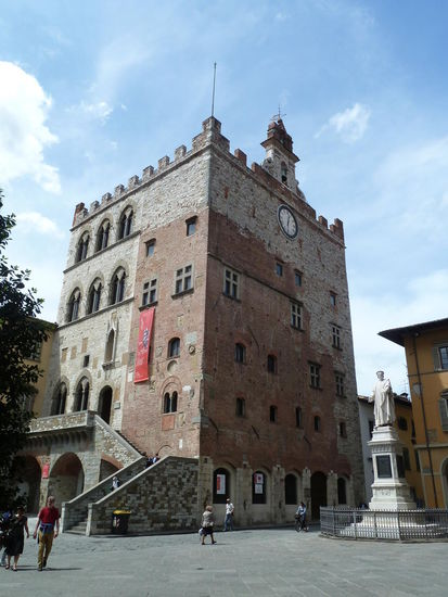 am ehemaligen Wohnturm sind die zugenmauerten Arkaden noch zu erkennen