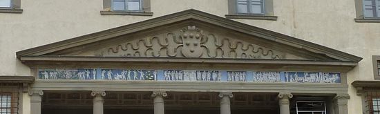 Fries über dem Eingangsgiebel