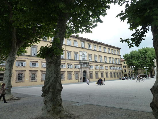 Provinzpalast an der Piazza Neapolitana