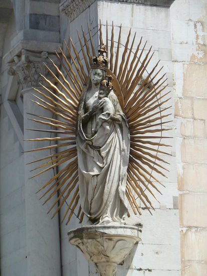 Die Strahlenkranzmadonna am rechten Eckpfeiler fügte Matteo Civitali im späten 15. Jh. hinzu.