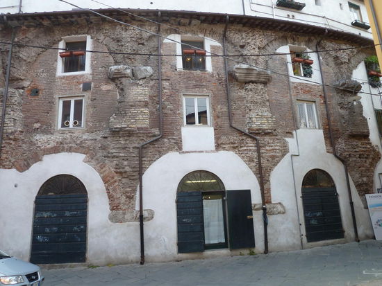 deutlich erkennbar - die überbauten Außenbögen des römischen Amphittheaters