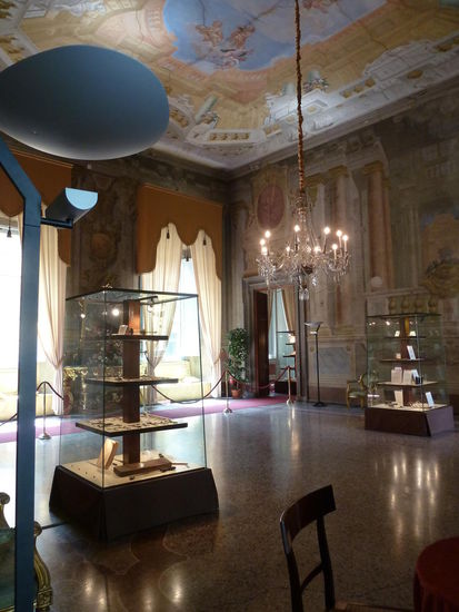 herrschaftlicher  Wohnbereich - in den Glasvitrinen die Medizingeräte