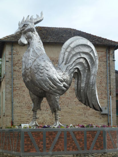 Ein überdimensioniertes Geflügel erinnert uns daran, dass wir durch die Bresse-Gegend fahren