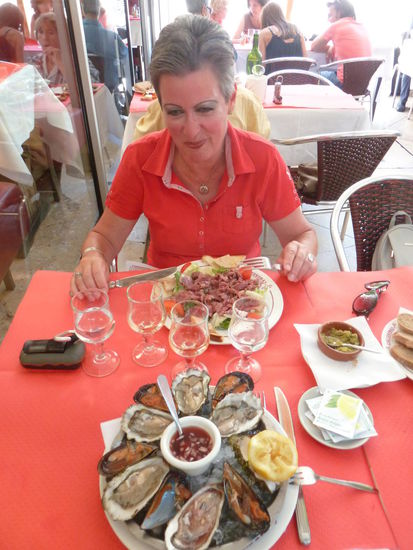 Ulrike: salade lantoise (Unmengen gesiers de confit, magret de canard und foie gras)
ich habe Entschlußprobleme: esse ich soupe de poisson oder 6 huitres und 6 moules