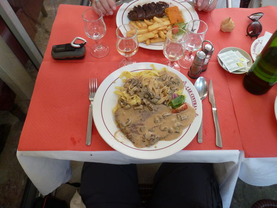 danach  eine ganze Entenbrust (350g) bzw.
escalope de veau forestiere