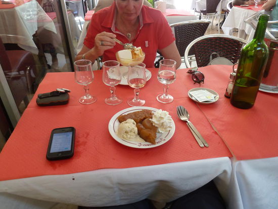 zum Nachtisch eine riesige iles flottantes bzw. tarte tatin