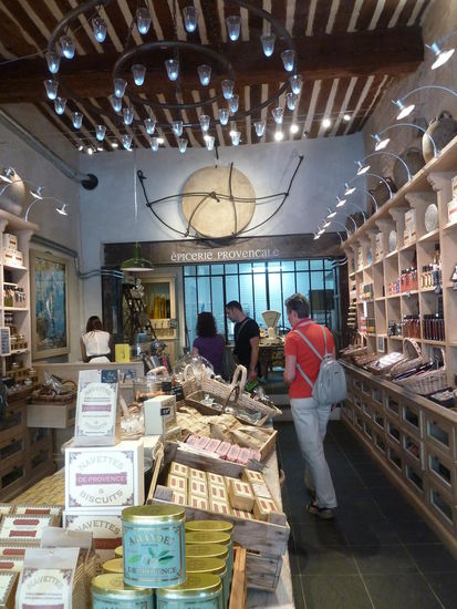 Hier sind auch die Läden sonntags geöffnet und so kann Ulrike stöbern. Auf dem Weg zur Kathedrale schaue ich mir derweil interessante Fassaden an.