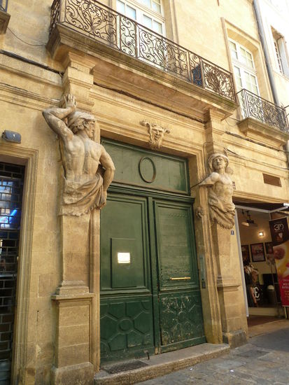 Portal des Hotel d'Arbaud in selbiger Straße mit Atlanten